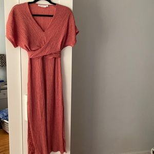 Mid dress in lightweight fabric that is wrinkle free.